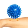 DrFit Miękka relaksująca piłka do masażu rehabilitacyjnego z wypustkami sensorycznymi ø 7 cm niebieska